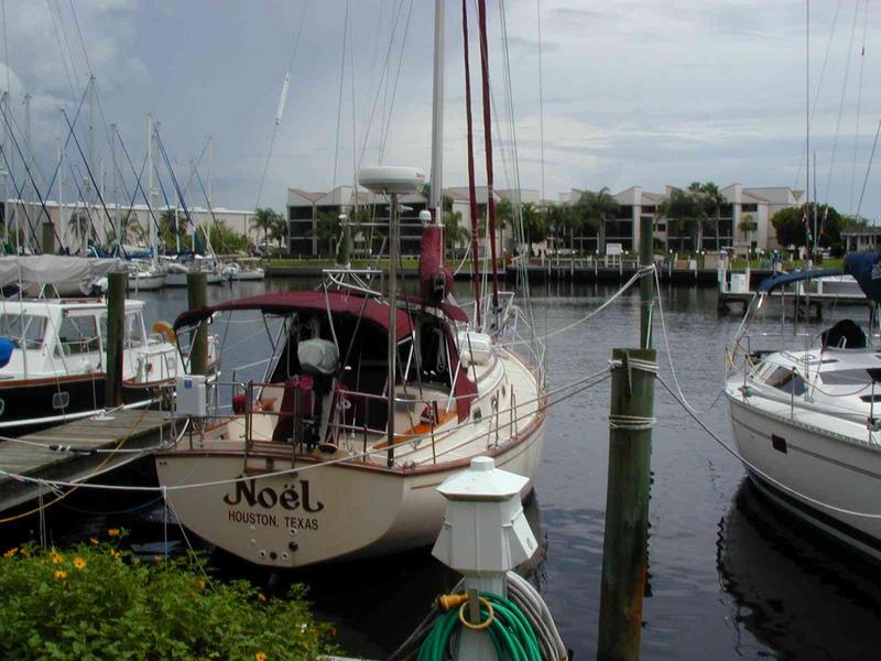 0ErinsChild/08(August)/Disk1/800x600_Dr._Tom_Youens_Boat_@_BS_(Houston_Friend).JPG