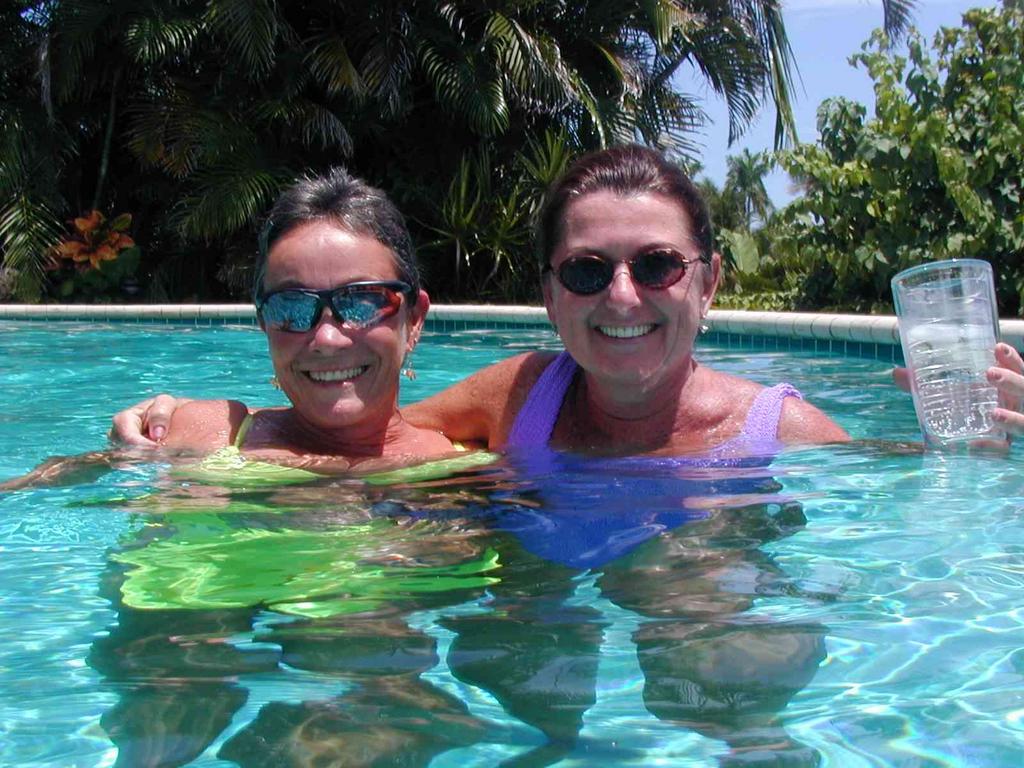 0ErinsChild/08(August)/Disk2/1024x768_Linda_and_Gail_in_pool.JPG