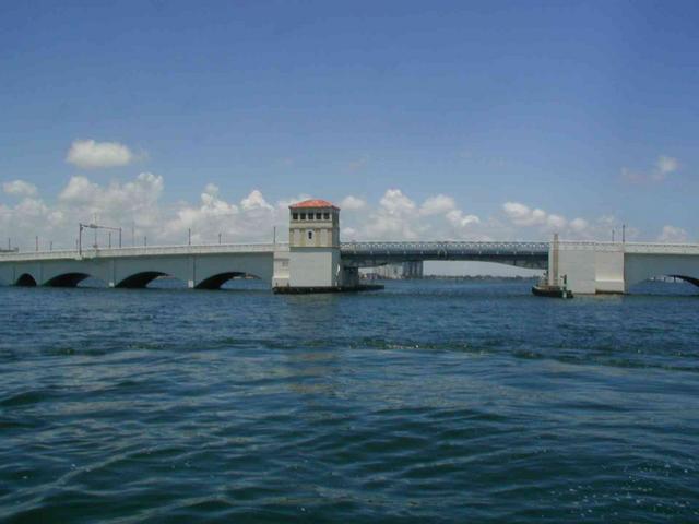 One_of_many_Bascule_bridges_in_ICW_Florida_East_Coast.JPG