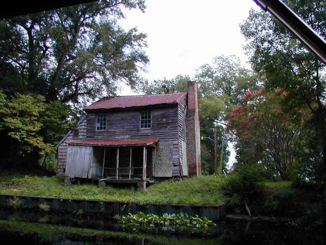 5_-_Old_house_in_Dismal_Swamp.JPG