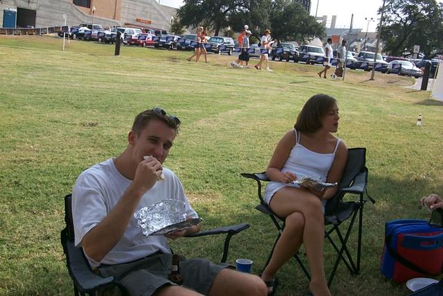 2000/09(September)/Tailgating/640x480_2300JoshHeather.JPG