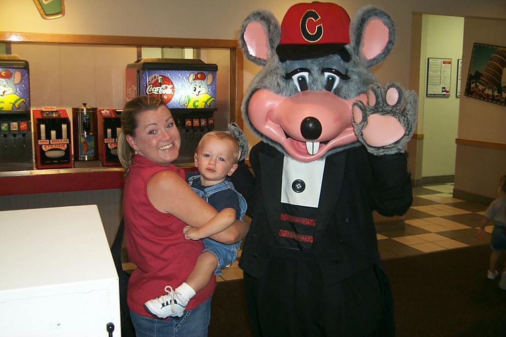 2001/07(July)/Random/1024x768_2856KatieValeChuckycheese.JPG