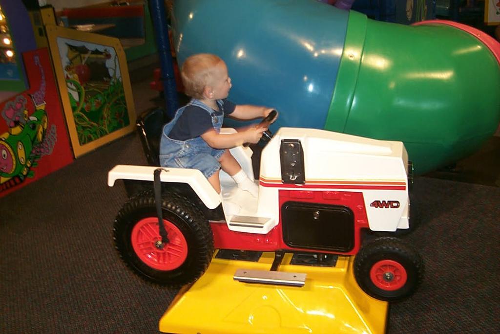 2001/07(July)/Random/1024x768_2858ValeTractor.JPG