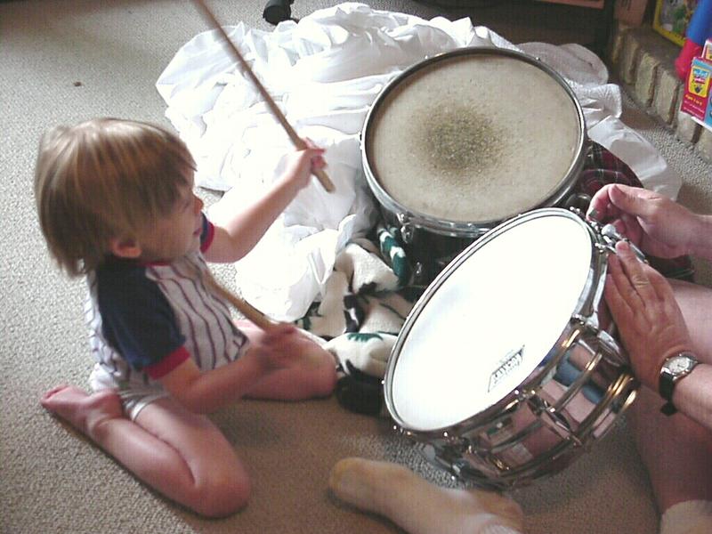 2001/06(June)/Misc/800x600_jack_drumming.jpg