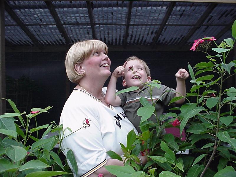 2001/06(June)/brownsville_trip/800x600_jack_judy_butterfly.jpg