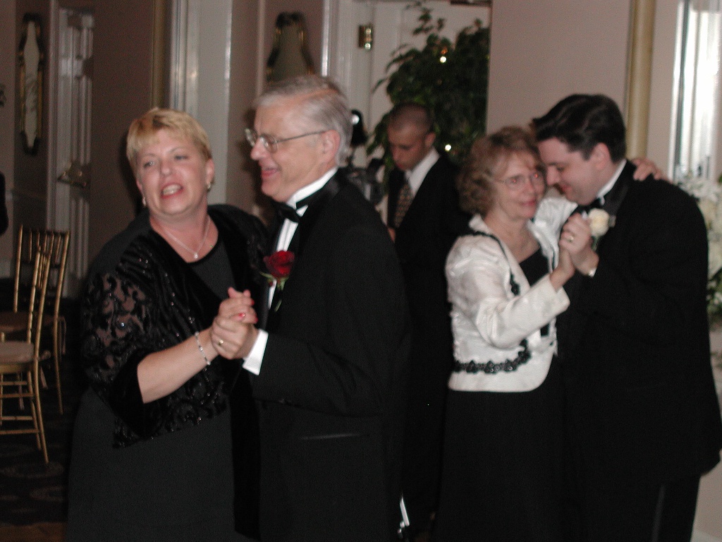 2001/06(June)/tim_wedding/blurry_dance.jpg