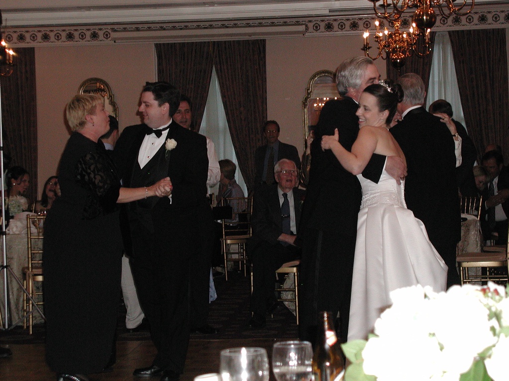 2001/06(June)/tim_wedding/1024x768_dancing.jpg