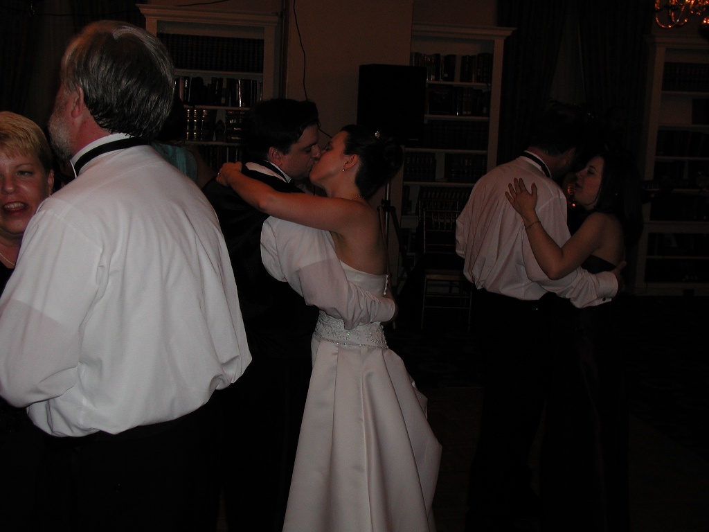 2001/06(June)/tim_wedding/1024x768_smootch_at_dance.jpg