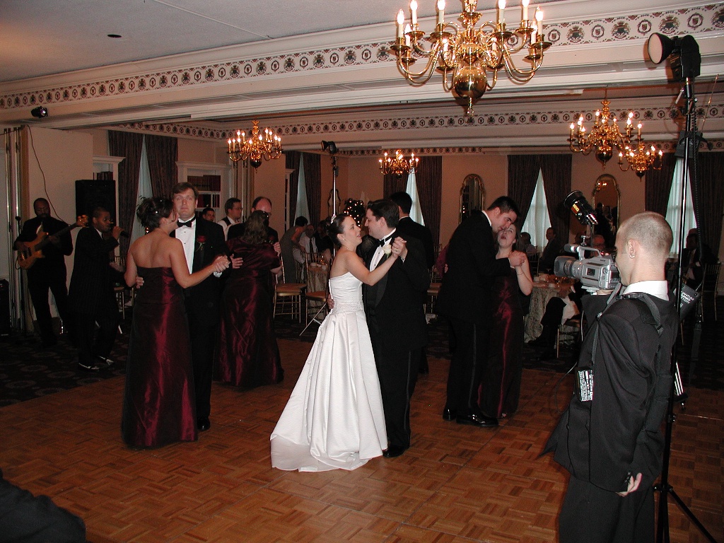 2001/06(June)/tim_wedding/1024x768_t&e_dance.jpg