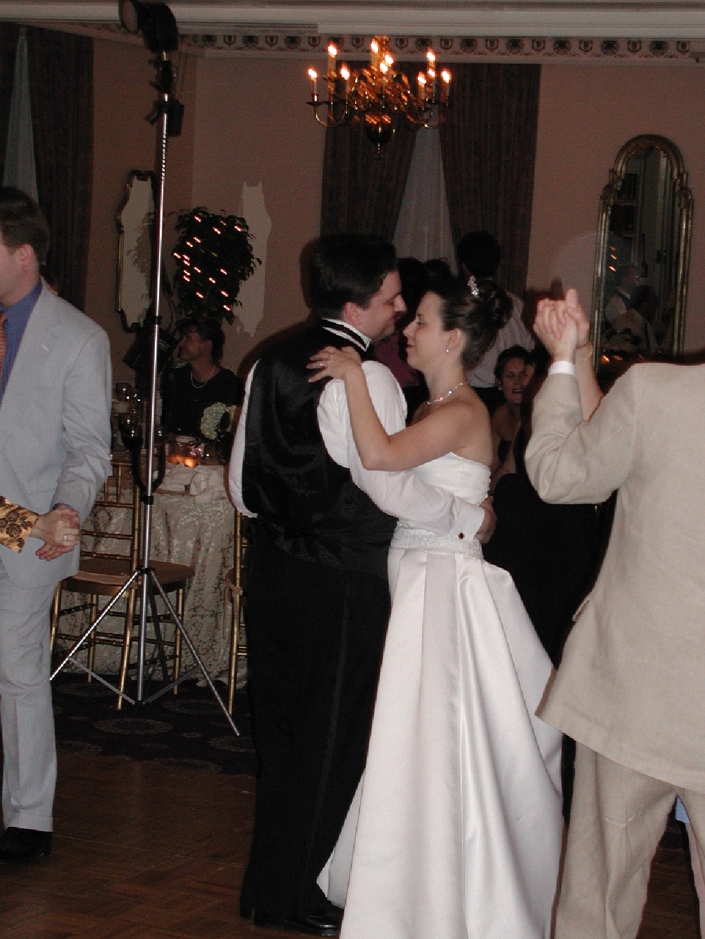 2001/06(June)/tim_wedding/1024x768_t&e_in_love.jpg