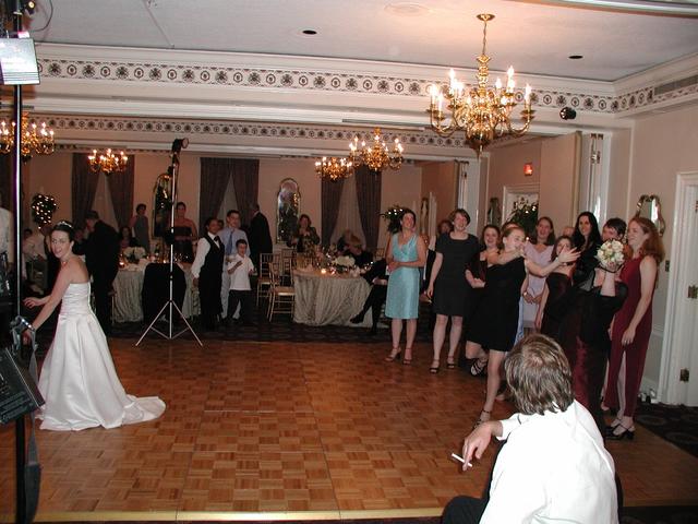 2001/06(June)/tim_wedding/640x480_bouquet_toss.jpg