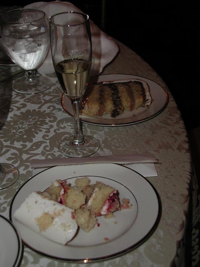 2001/06(June)/tim_wedding/640x480_cake.jpg