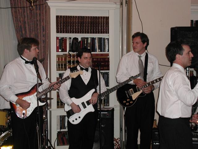 2001/06(June)/tim_wedding/640x480_friv_suits.jpg