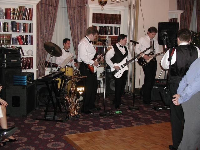 2001/06(June)/tim_wedding/640x480_friv_suits_2.jpg