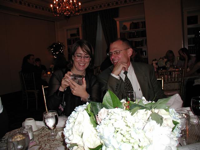 2001/06(June)/tim_wedding/640x480_table_mates.jpg