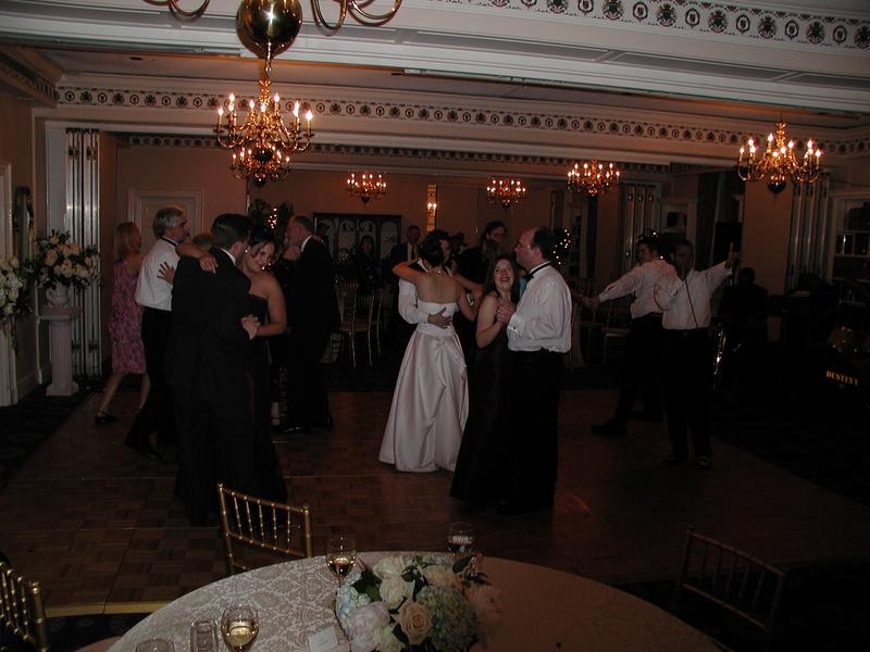 2001/06(June)/tim_wedding/800x600_dancing_3.jpg