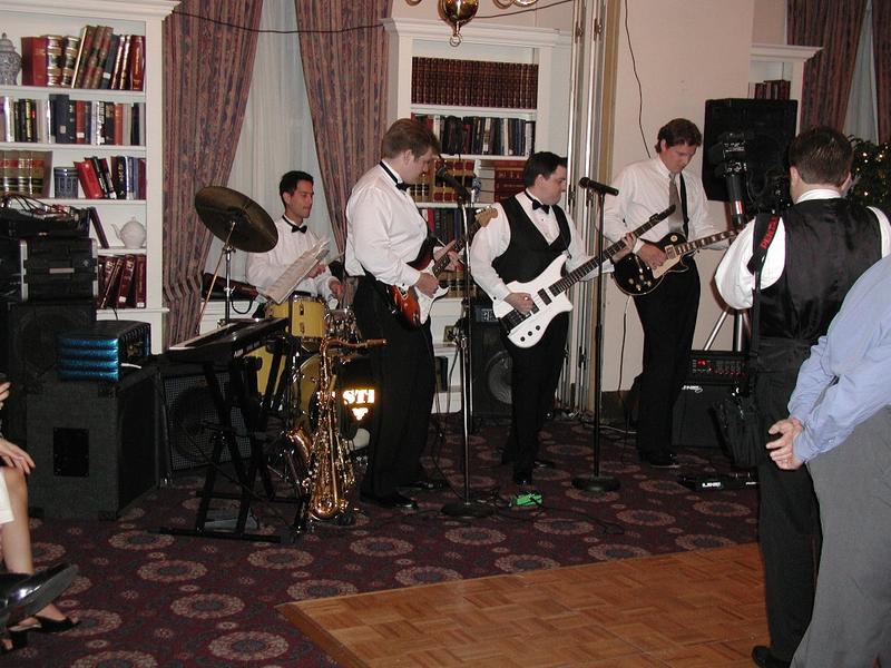2001/06(June)/tim_wedding/800x600_friv_suits_2.jpg