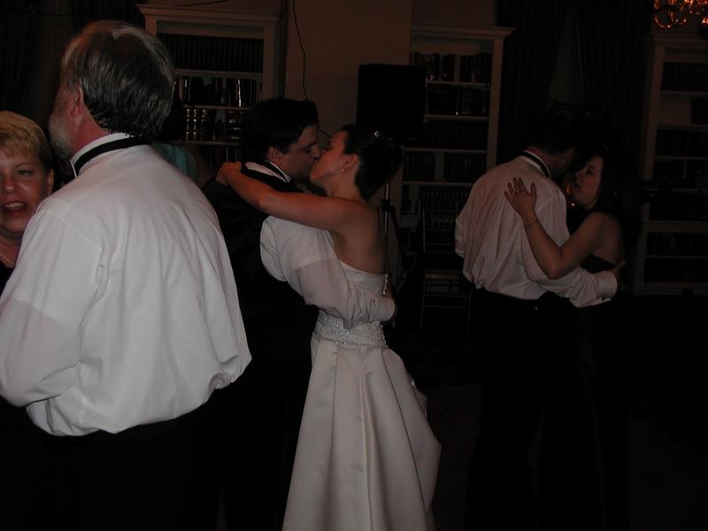 2001/06(June)/tim_wedding/800x600_smootch_at_dance.jpg