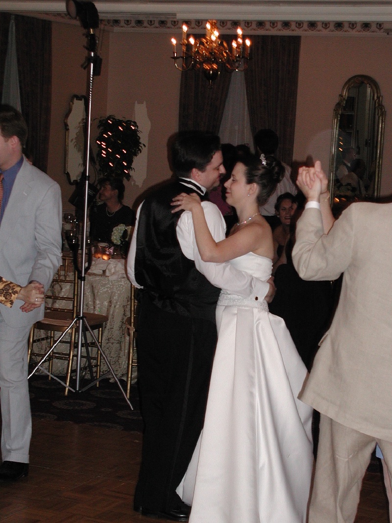 2001/06(June)/tim_wedding/800x600_t&e_in_love.jpg