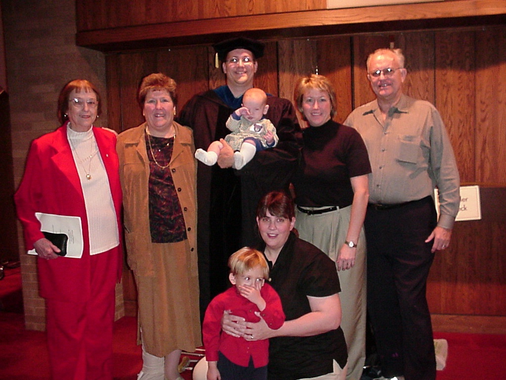 2001/12(December)/graduation/1024x768_Extended_Family.JPG