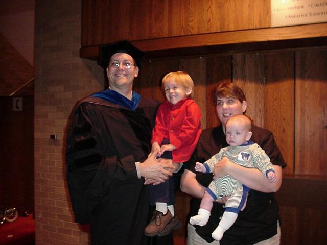 2001/12(December)/graduation/640x480_Family.JPG