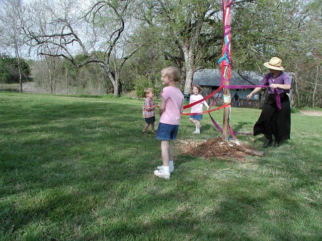 2002/03(March)/Easter/640x480_Maypole.JPG