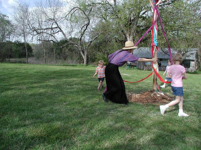 2002/03(March)/Easter/640x480_Maypole_Confusion.JPG