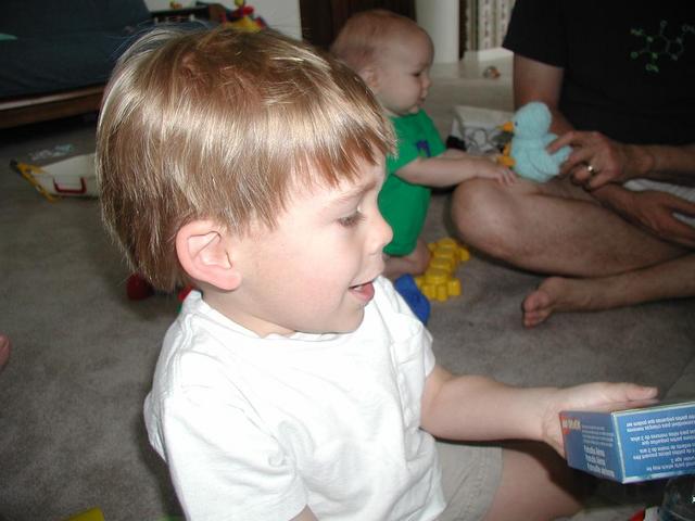 2002/03(March)/Easter/640x480_Presents2.JPG