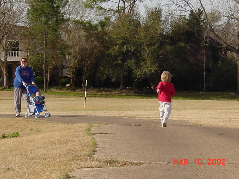 2002/03(March)/Houston/800x600_jack_running_to_mom.JPG