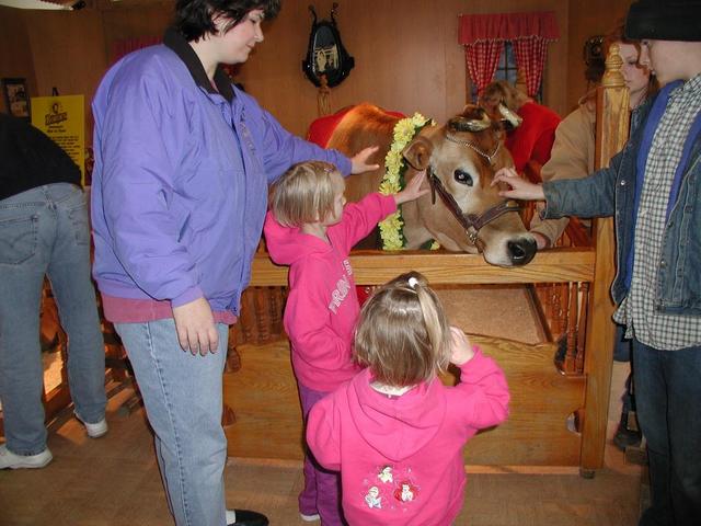 2002/03(March)/Rodeo/640x480_Kim_and_Girls_with_Elsie.JPG
