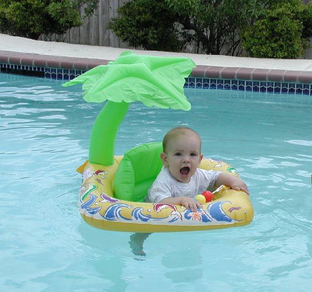 2002/04(April)/Misc/1024x768_Case_First_Swim.JPG