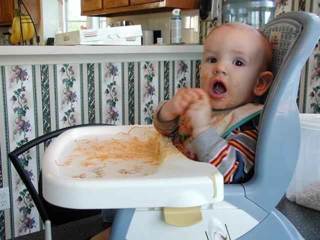 2002/04(April)/Misc/640x480_Double_Fisted_Eating.JPG