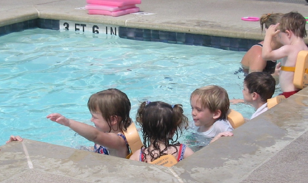 2002/06(June)/Swimming_Lessons/1024x768_Emily_Izzy_Jack.JPG