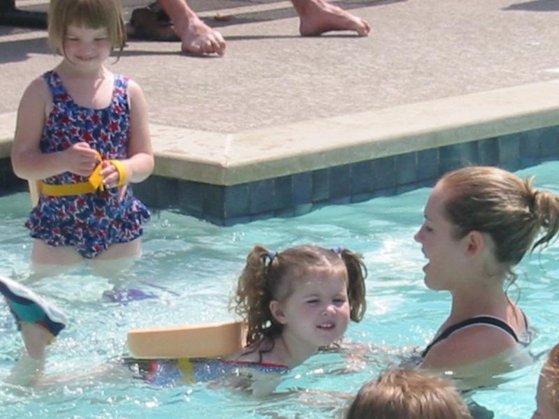 2002/06(June)/Swimming_Lessons/800x600_Izzy_Swimming.JPG