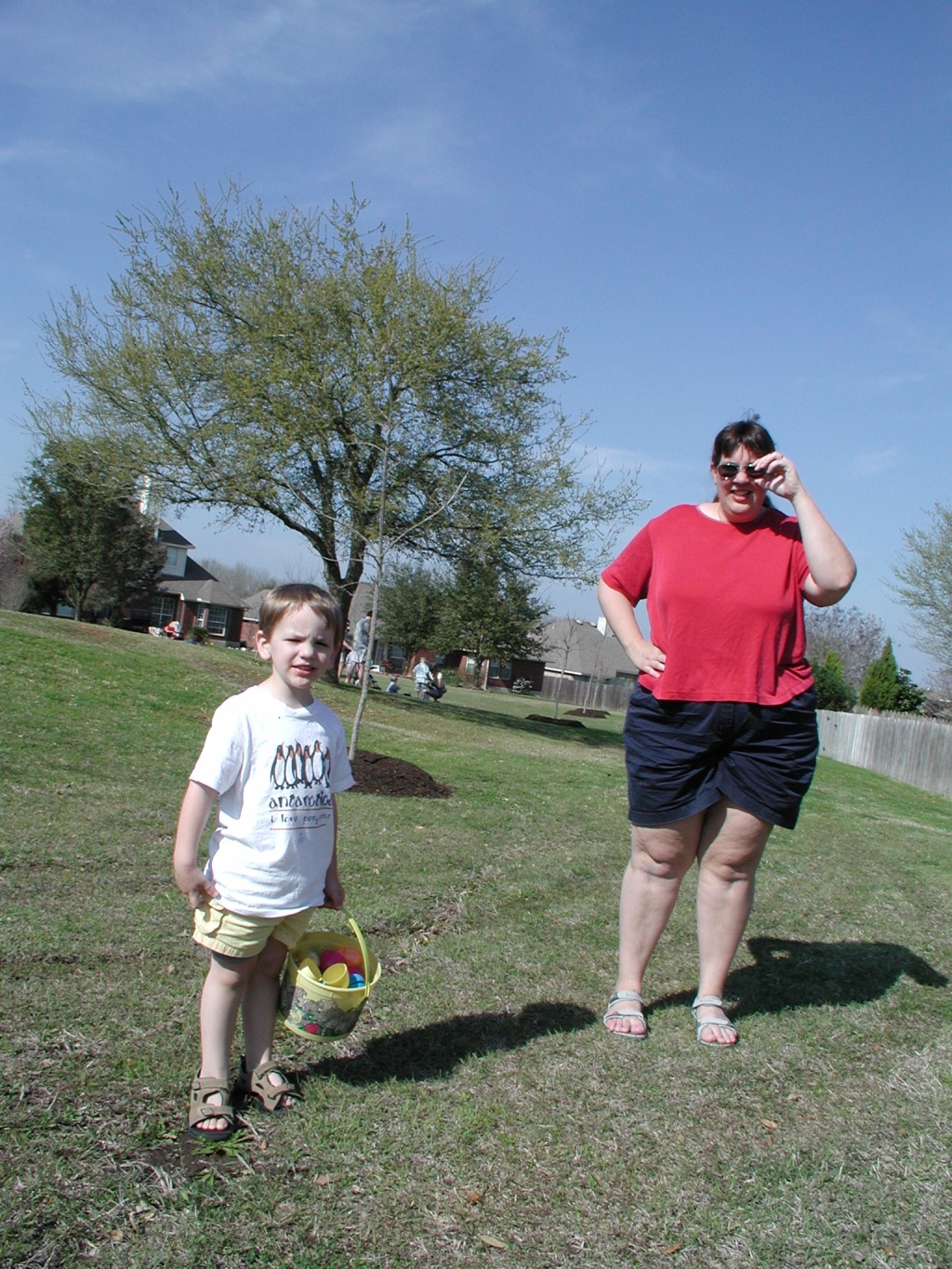 2005/03(March)/Easter/1024x768_case_stacy_neighborhood_easter_egg_hunt.JPG