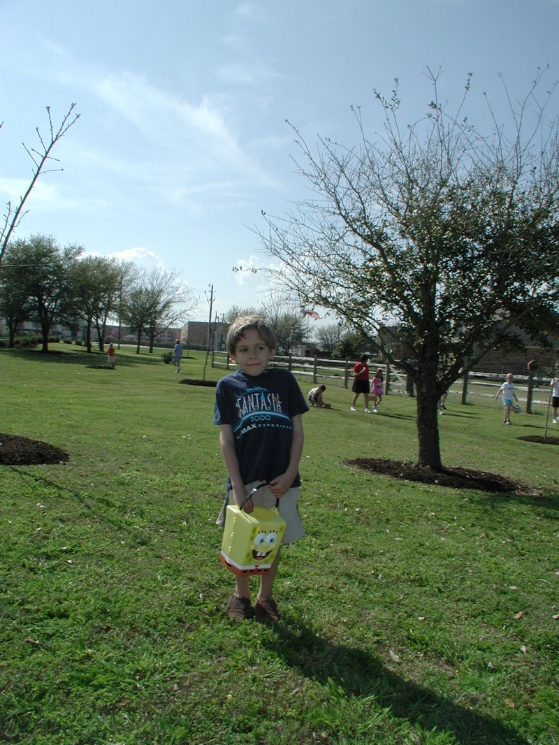 2005/03(March)/Easter/800x600_jack_neighborhood_easter_egg_hunt.JPG