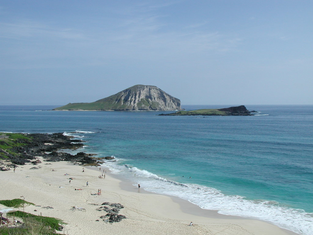 2005/03(March)/Hawaii/1024x768_beach_with_islets_in_background.JPG