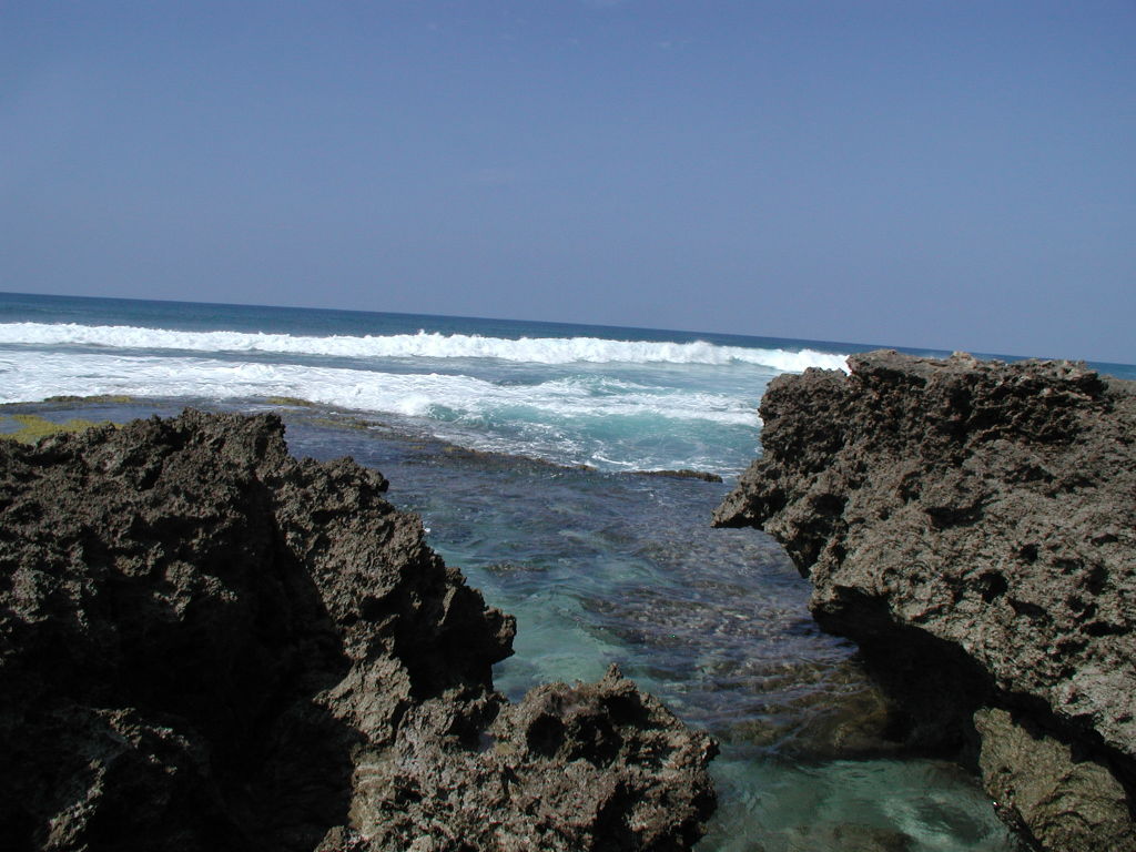 2005/03(March)/Hawaii/1024x768_rocky_gorge_at_beach.JPG