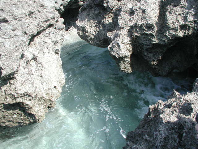 2005/03(March)/Hawaii/640x480_rocky_gorge_at_beach2.JPG
