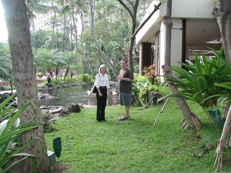 2005/03(March)/Hawaii/800x600_Paul_susan_bothering_flamingos.JPG