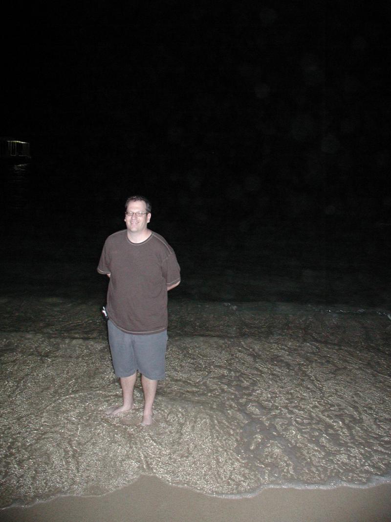 2005/03(March)/Hawaii/800x600_paul_got_his_feet_wet.JPG
