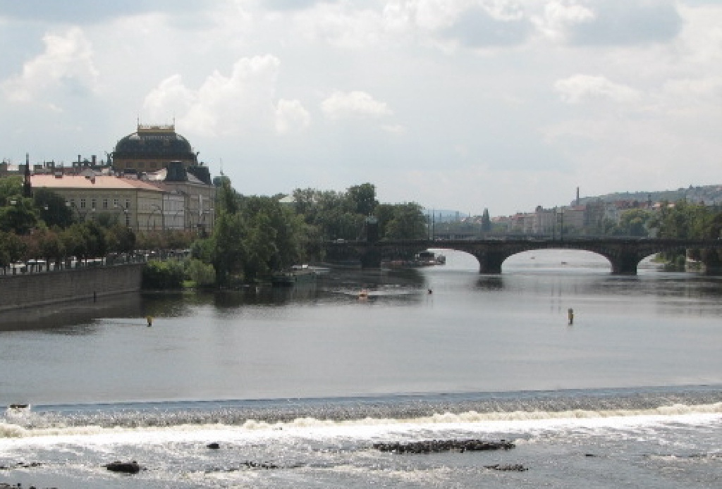 2006/August/Prague/1024x768_from_bridge3.jpg
