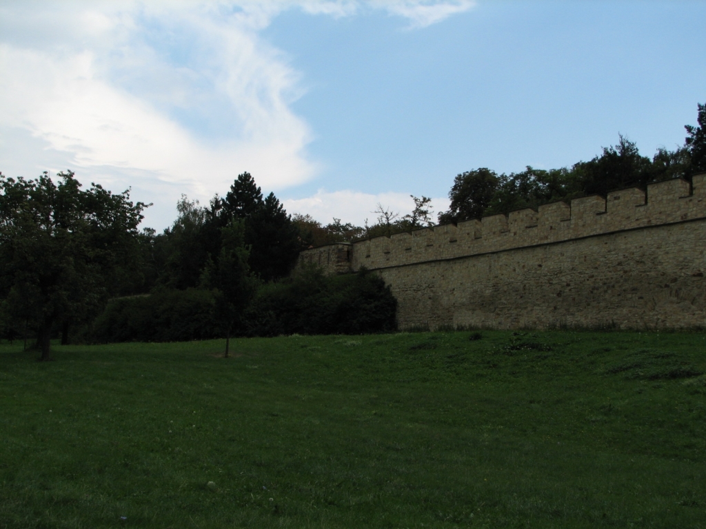 2006/August/Prague/1024x768_old_wall1.jpg