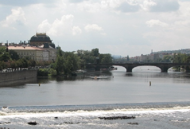 2006/August/Prague/640x480_from_bridge3.jpg