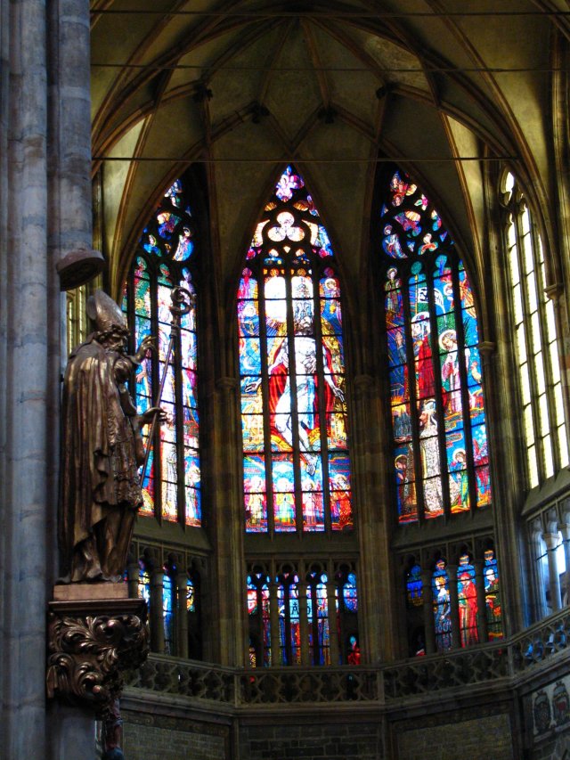 2006/August/Prague/640x480_front_alter_stainedglass2.jpg