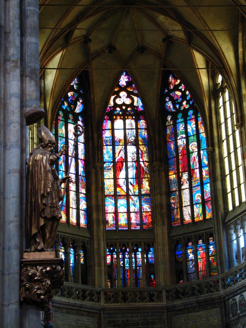 2006/August/Prague/800x600_front_alter_stainedglass2.jpg