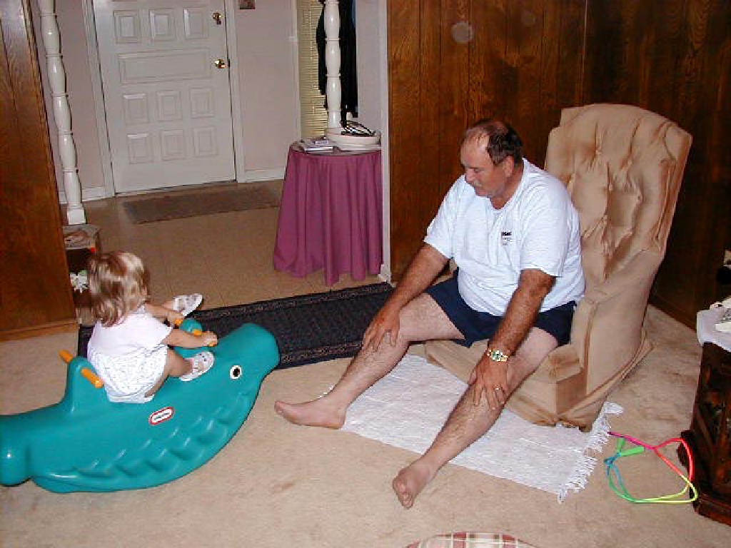 camera/1999/07(July)/07_04_4th_of_July/1024x768_Popi-watches-Brittney.jpg