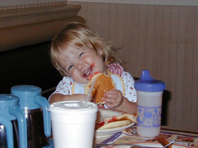 camera/1999/07(July)/07_04_4th_of_July/800x600_Pancake-grin.jpg