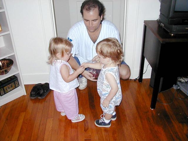 camera/1999/07(July)/07_10_Ramsey_Park/Aaron-gives-grape.jpg