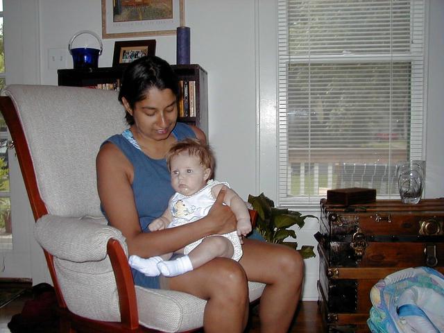 camera/1999/07(July)/07_10_Ramsey_Park/640x480_Kavita-holds-McKenzie.jpg